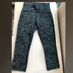 Lululemon crop leggings size 6 (blue/black print)